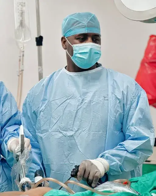 El Dr. Rafael González García realizando una cirugía bariátrica laparoscópica