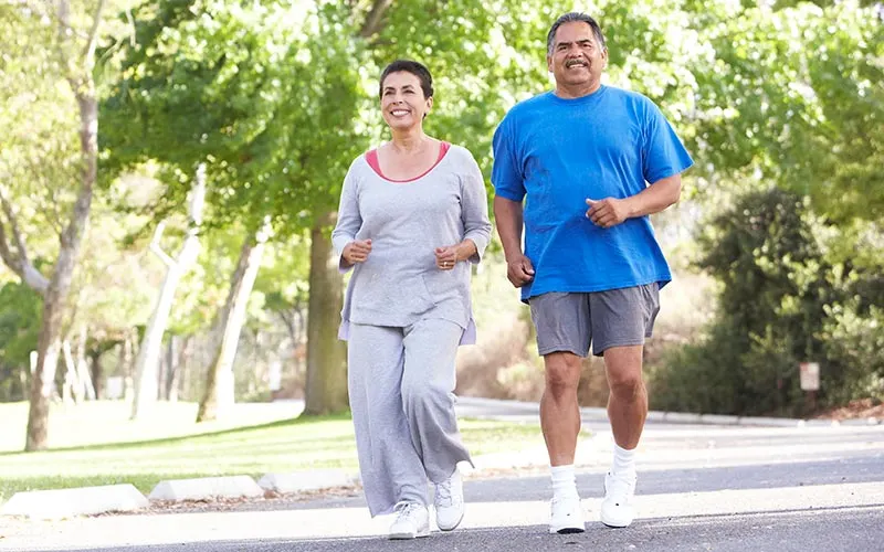 Pareja caminando, vida activa después de la cirugía bariátrica